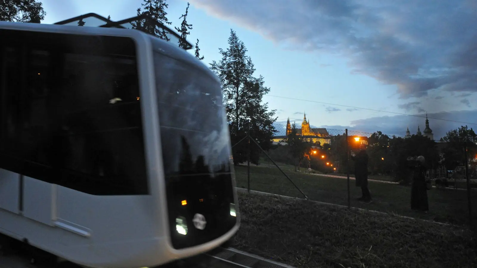 Blick auf die Prager Burg mit der Standseilbahn auf den Petrin im Vordergrund. (Symbolbild) (Foto: Michael Heitmann/dpa)