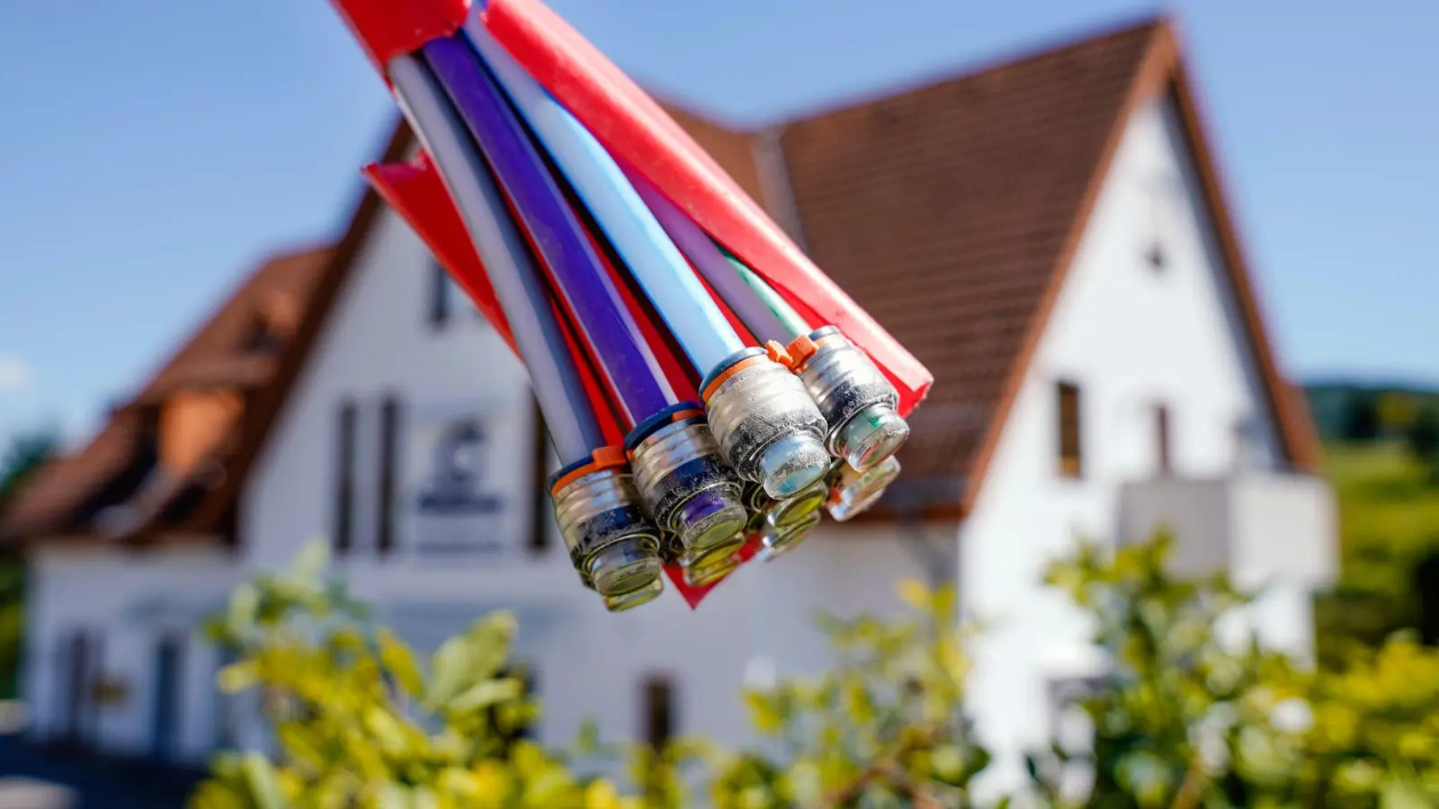 Sparpotential: Buchen Eigentümer beim ausbauenden Anbieter für Glasfaser einen Zweijahres-Vertrag dazu, bekommen sie den Anschluss in der Regel kostenlos. (Foto: Uwe Anspach/dpa/dpa-tmn)