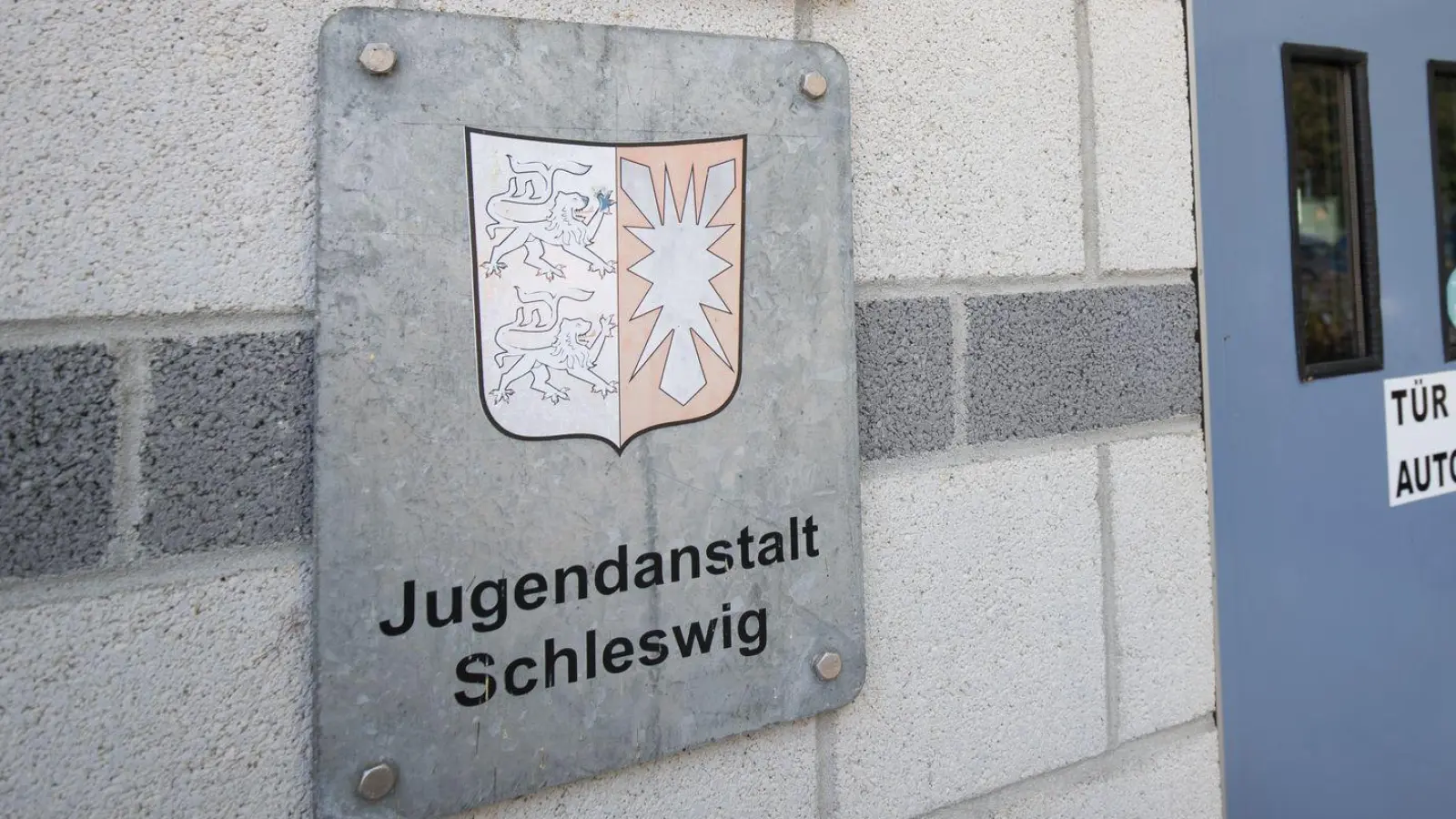 Die Staatsanwaltschaft ermittelt gegen zwei Mitarbeiterinnen der Jugendanstalt Schleswig. (Archivbild) (Foto: Christian Charisius/dpa)