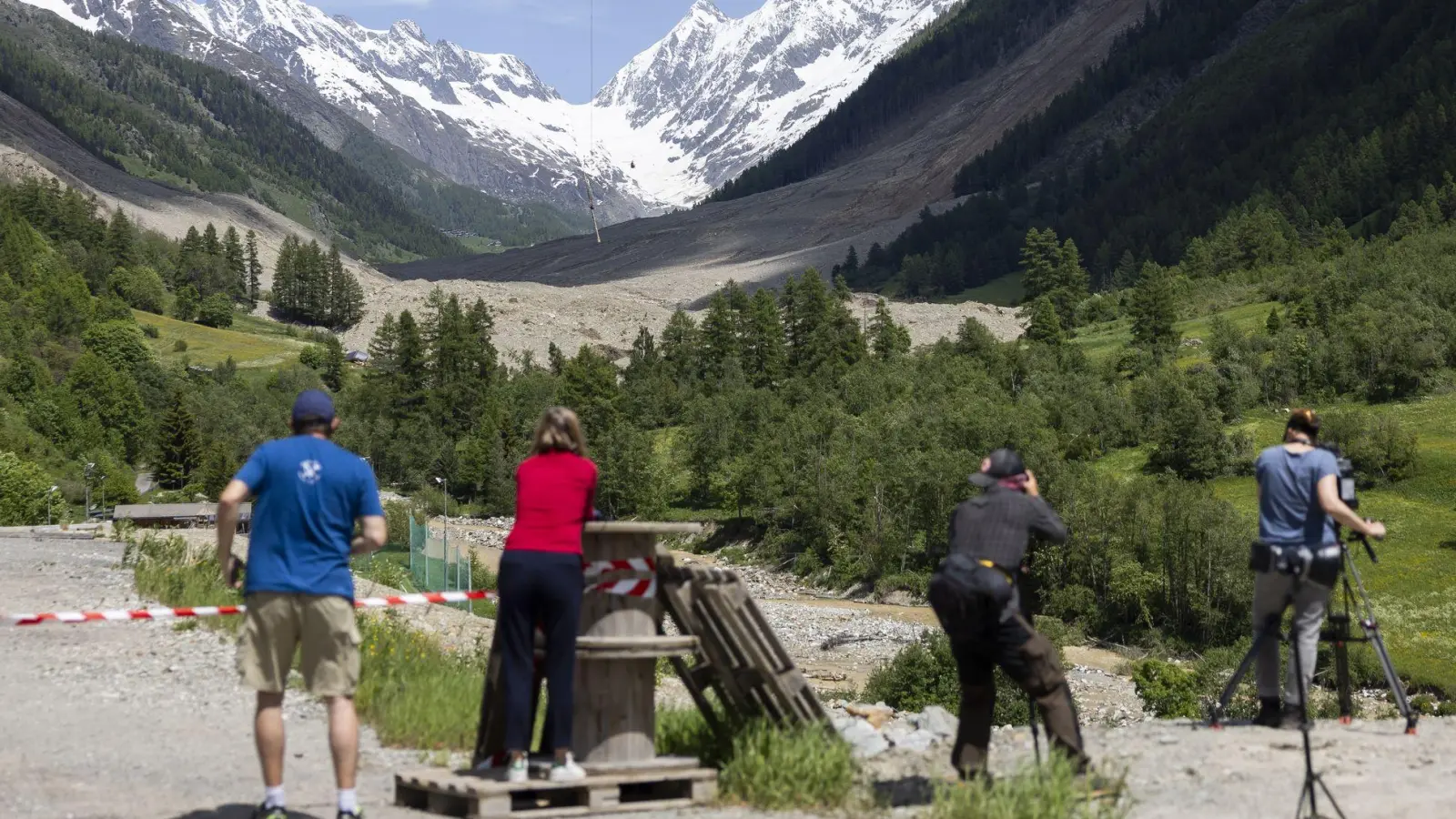 Unter dem riesigen Schuttberg im hinteren Lötschental liegt das verschüttete Dorf Blatten.  (Foto: Cyril Zingaro/KEYSTONE/dpa)