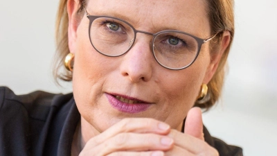 Heimlich etwa den bekleideten Po von anderen Menschen zu filmen, soll aus Sicht von Bundesjustizministerin Stefanie Hubig strafbar werden. (Archivbild) (Foto: Michael Kappeler/dpa)