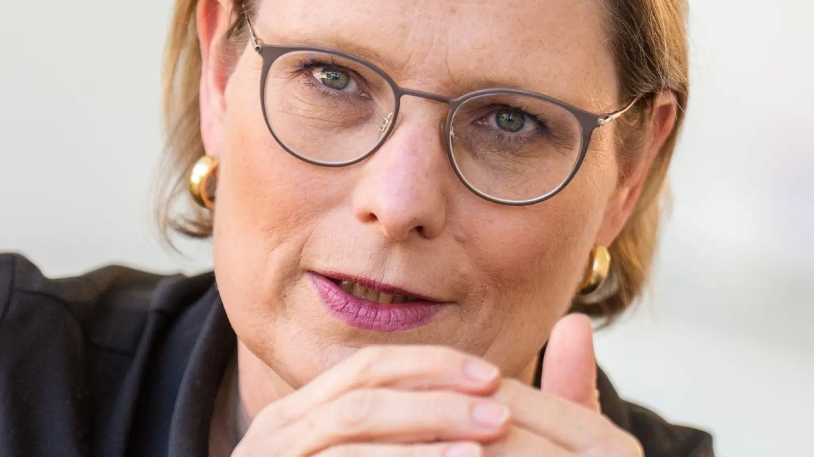 Heimlich etwa den bekleideten Po von anderen Menschen zu filmen, soll aus Sicht von Bundesjustizministerin Stefanie Hubig strafbar werden. (Archivbild) (Foto: Michael Kappeler/dpa)