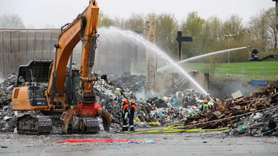 Vor knapp drei Jahren brannten rund 80 Prozent des Unternehmens über Nacht ab. Die Firma Edelhäuser will an ihrem Standort bleiben und plant derzeit ihren Wiederaufbau. (Archivfoto: Clarissa Kleinschrot)