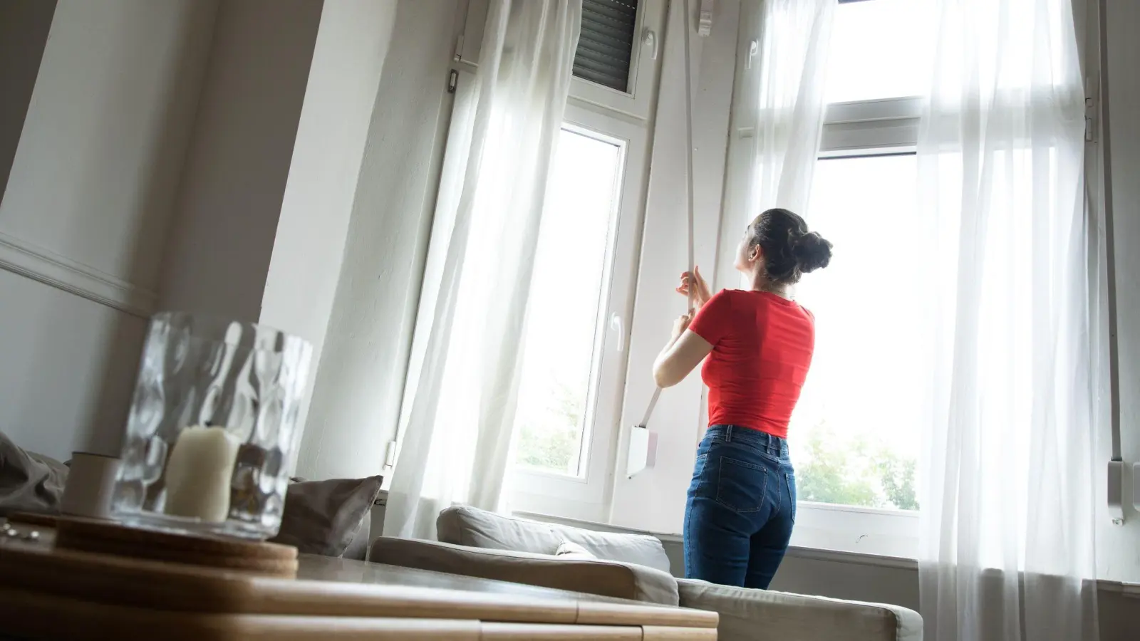 Der alternative Tipp bei Sommerhitze im Haus: Rollläden herunter lassen. (Foto: Christin Klose/dpa-tmn)