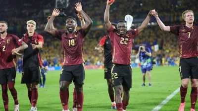 Belgiens Spieler bedanken sich nach der Partie bei den Fans. (Foto: Rolf Vennenbernd/dpa)