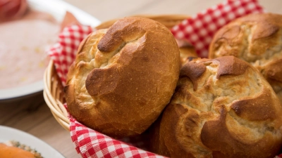 Versteckter Alkohol in Lebensmitteln: Alkohol kann in unerwarteten Produkten wie Aufbackbrötchen enthalten sein. (Foto: Christin Klose/dpa-tmn)