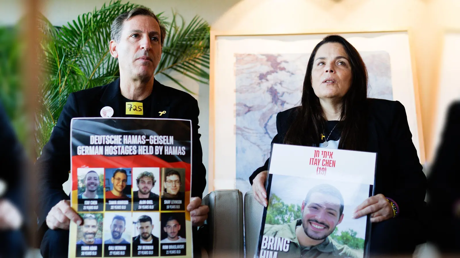 Itay Chens Eltern trafen Ende September Bundeskanzler Friedrich Merz. (Archivbild) (Foto: Carsten Koall/dpa)