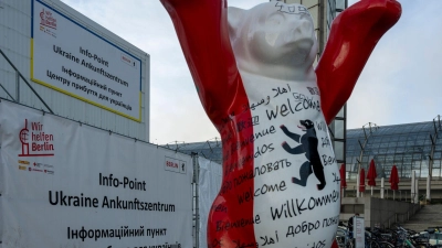 Nach der Ankunft Zehntausender Flüchtlinge aus der Ukraine in Berlin vor einem Jahr war die Welle der Hilfsbereitschaft groß. Doch einige Flüchtlingshelfer benötigen inzwischen selbst Hilfe. (Foto: Monika Skolimowska/dpa)