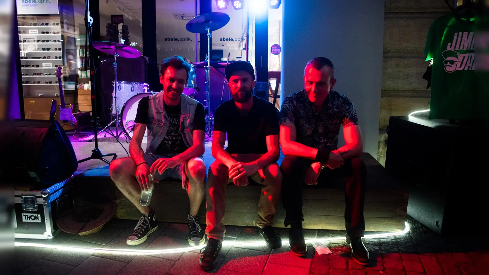 Auch eine Pause muss mal sein: Drei Musiker der Band Jimmy Dale ruhen sich auf der Bühne am Herrieder Tor kurz aus.  (Foto: Evi Lemberger)