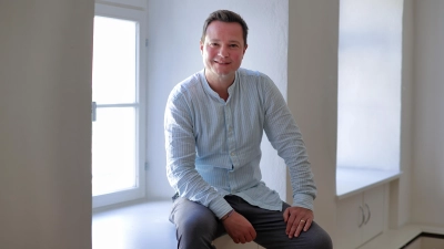 Ist sei seiner Kindheit ein Fan der „Kleinen Hexe”: der Regisseur und Schauspieler Konstantin Krisch. (Foto: Thomas Wirth)