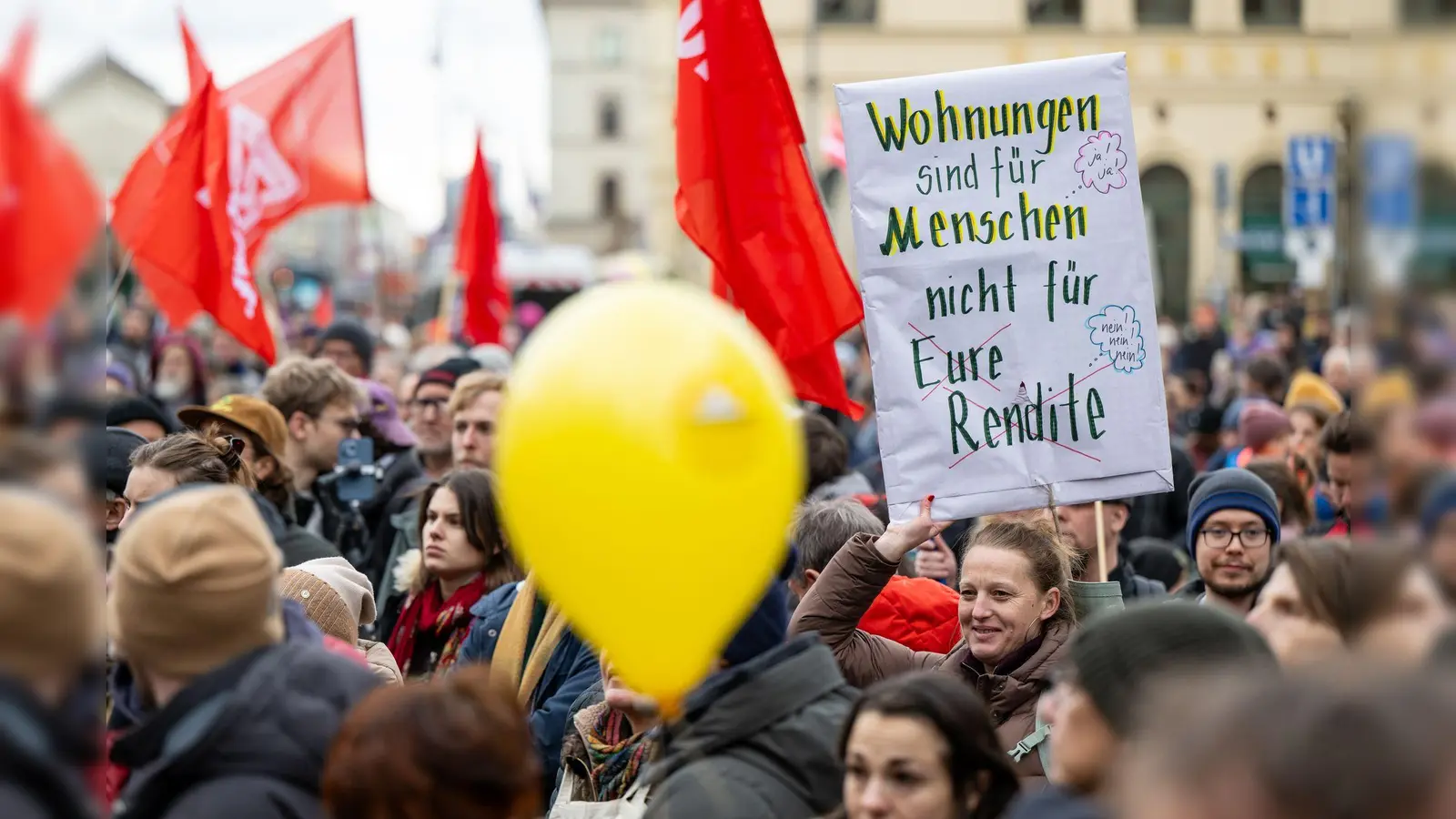 In München und anderen Großstädten formiert sich mittlerweile Widerstand gegen die unaufhaltsam steigenden Mieten. Eine Trendwende ist nach Einschätzung der sozial orientierten bayerischen Wohnungsunternehmen nicht in Sicht. (Symbolbild) (Foto: Lennart Preiss/dpa)