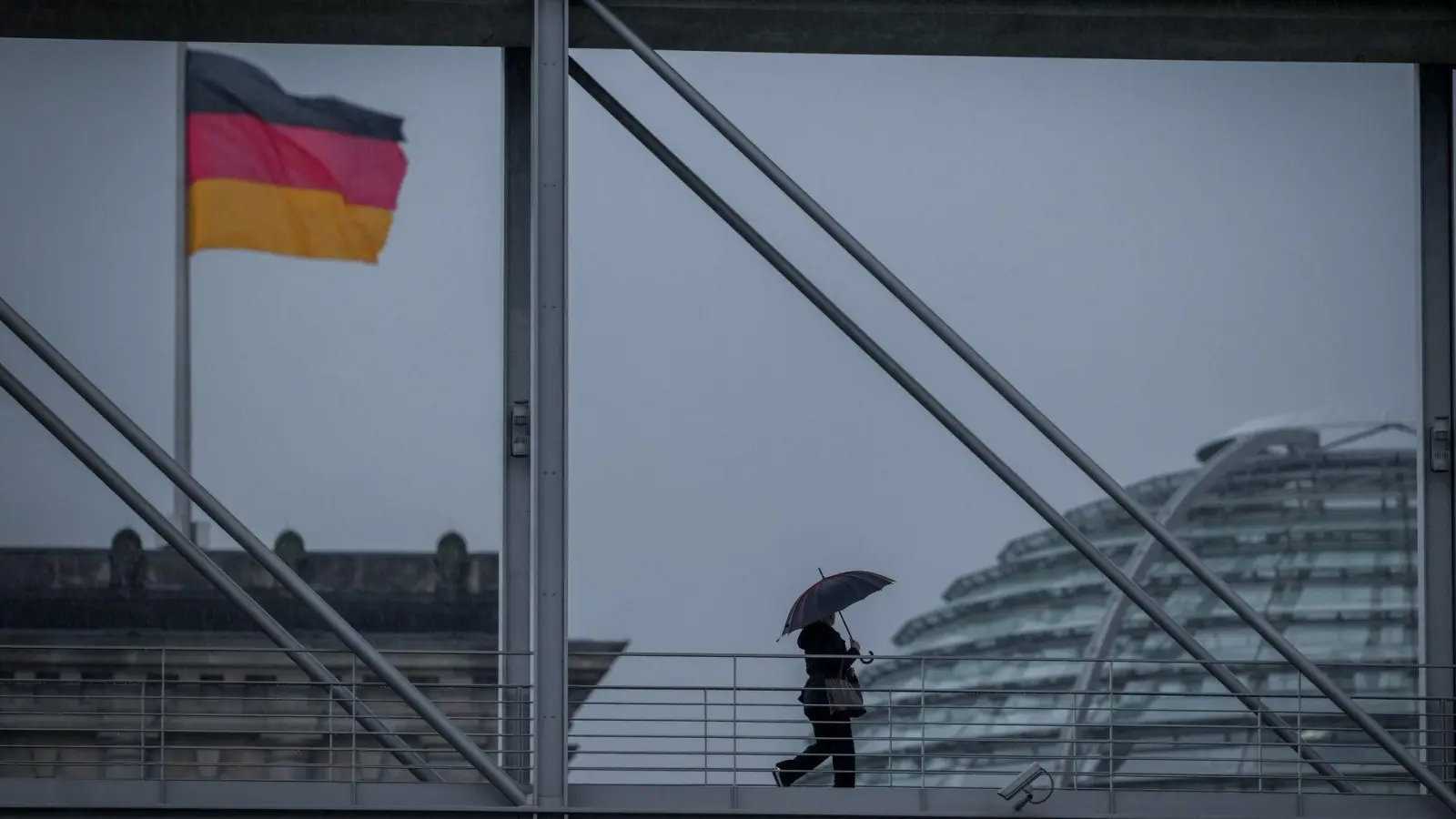 Wind und Regen bleiben auch am Wochenende ein Thema (Foto: Kay Nietfeld/dpa)