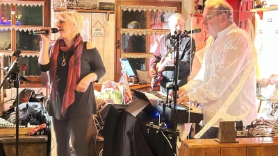 Die Coverband Purple Sun spielte beim Feuchtwanger Kneipenhopping die besten Hits aus den vergangenen 40 Jahren. (Foto: Alexander Schäffer)