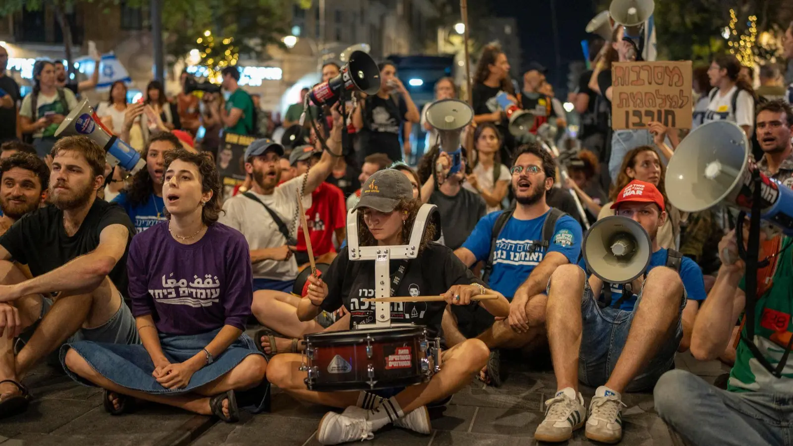 Erneut fordern Demonstranten in Israel von ihrer Regierung ein Abkommen zur Beendigung des Krieges.   (Foto: Ilia Yefimovich/dpa)