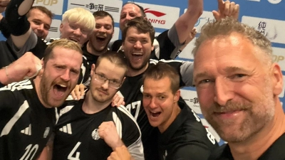 Das nächste Siegerselfie: Das deutsche Team mit Fabian Diehm (links) steht im Finale der WM. Rechts Bundestrainer Stefan Weil. (Foto: Goalball Deutschland)