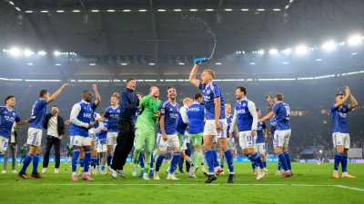 Ausgefallener Jubel der Schalker nach dem 2:1-Sieg gegen Bochum. (Foto: Anke Waelischmiller/dpa)