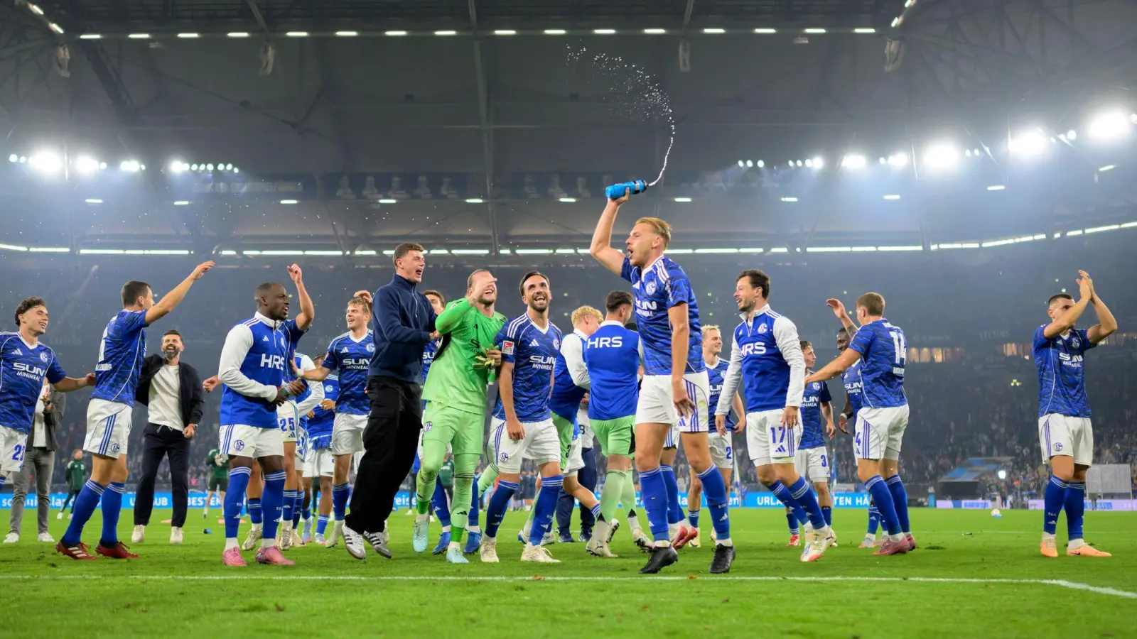 Ausgefallener Jubel der Schalker nach dem 2:1-Sieg gegen Bochum. (Foto: Anke Waelischmiller/dpa)