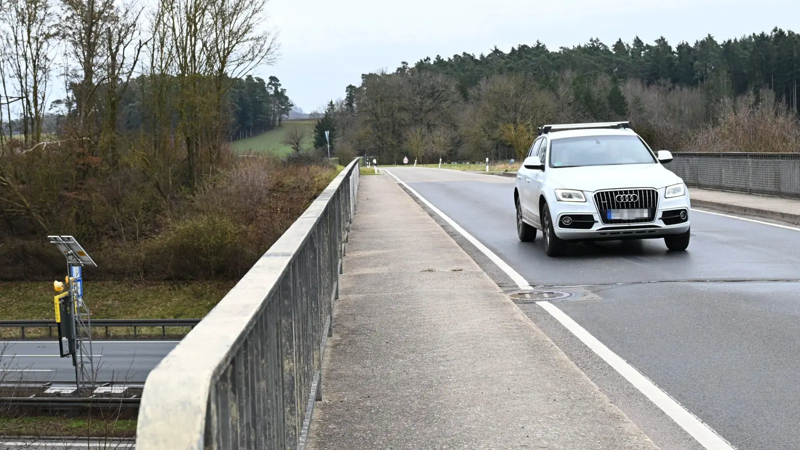 Wird die Brücke über die A6 eins zu eins wieder hergestellt, geht Bürgermeister Christoph Schmoll davon aus, dass in den nächsten 70 bis 80 Jahren keine Veränderungen mehr an dem Bauwerk möglich sind. (Foto: Luca Paul)