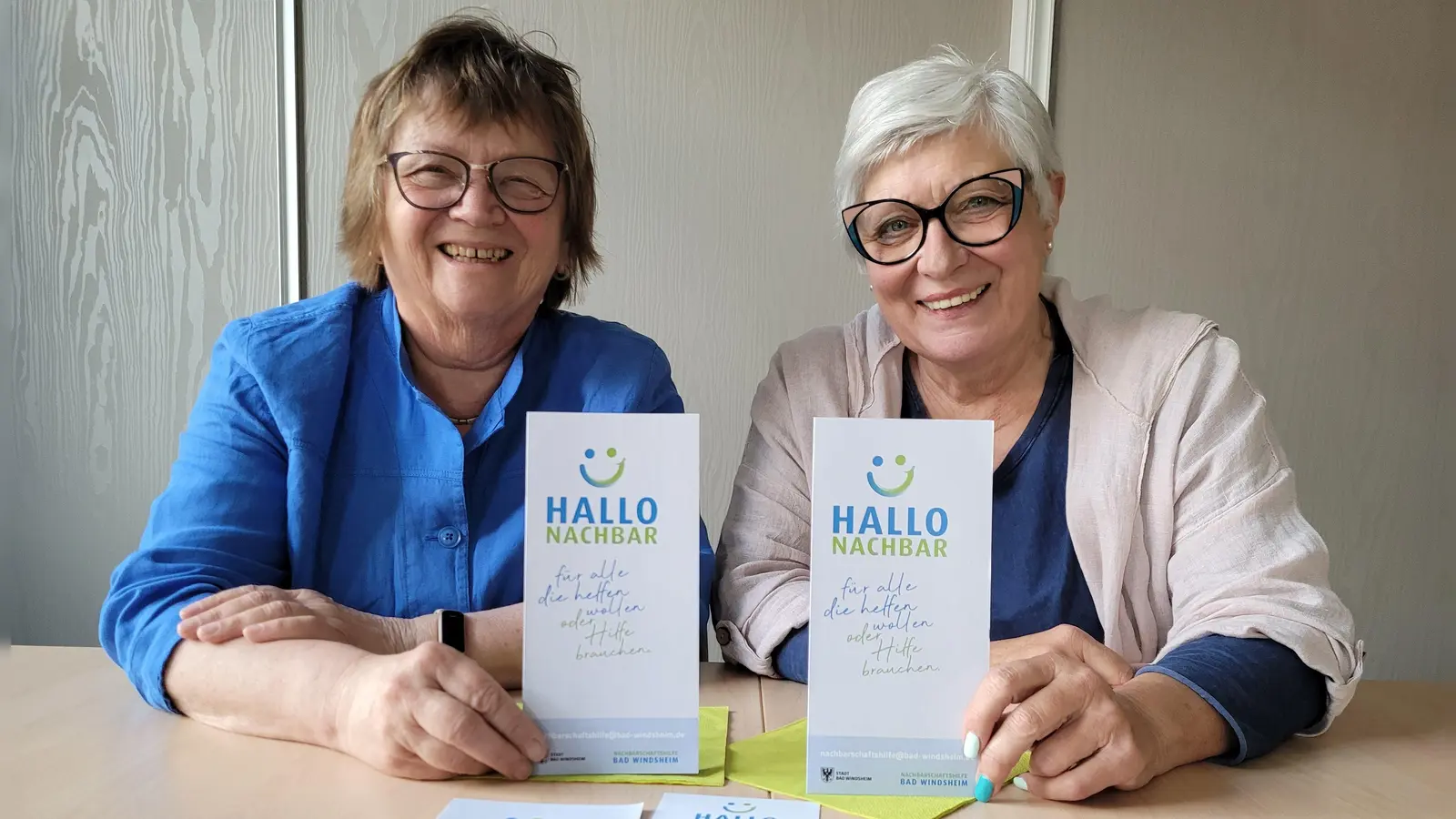 Elisabeth Derrer (links) und Uta Gampe koordinieren die Nachbarschaftshilfe in Bad Windsheim. Sie haben Flyer gestalten lassen, die über das Angebot informieren. (Foto: Nina Daebel)