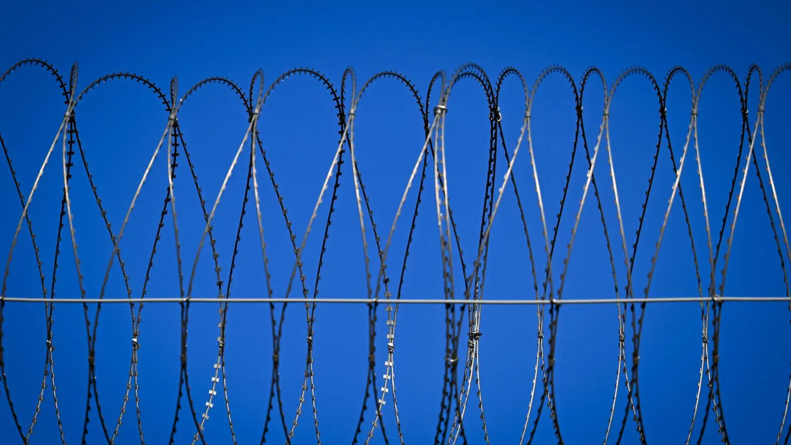 Der Digitalfunk von zahlreichen Haftanstalten lässt sich mit einem geringen technischen Aufwand auch aus der Ferne abhören. (Foto: Soeren Stache/dpa)