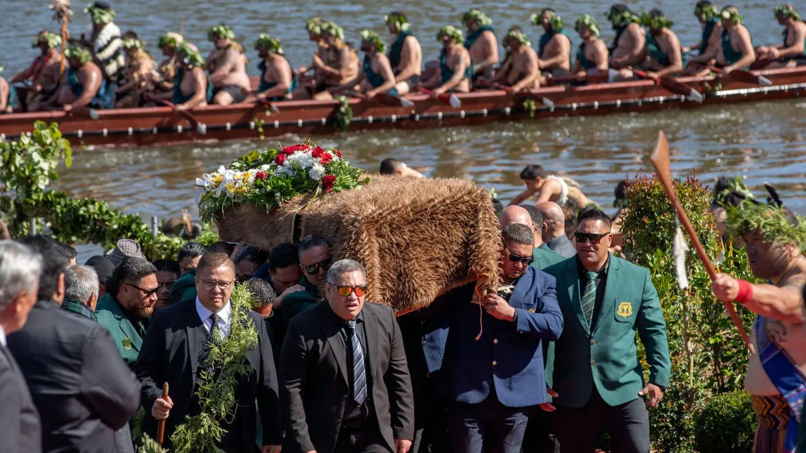 Mit Kanus wurde der Sarg entlang des Waikato River zum heiligen Taupiri Mountain gebracht. (Foto: Alan Gibson/AP)