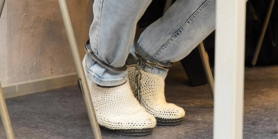 Auch am zweiten Verhandlungstag schweigt der Angeklagte im Mordprozess gegen ihn. Im Gerichtssaal muss er durchgehend eine Fußfessel tragen. (Foto: Irmeli Pohl)