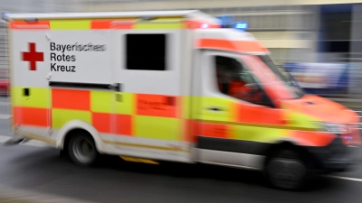 Der Rettungsdienst bringt die Frau in ein Krankenhaus. (Symbolbild) (Foto: Peter Kneffel/dpa)