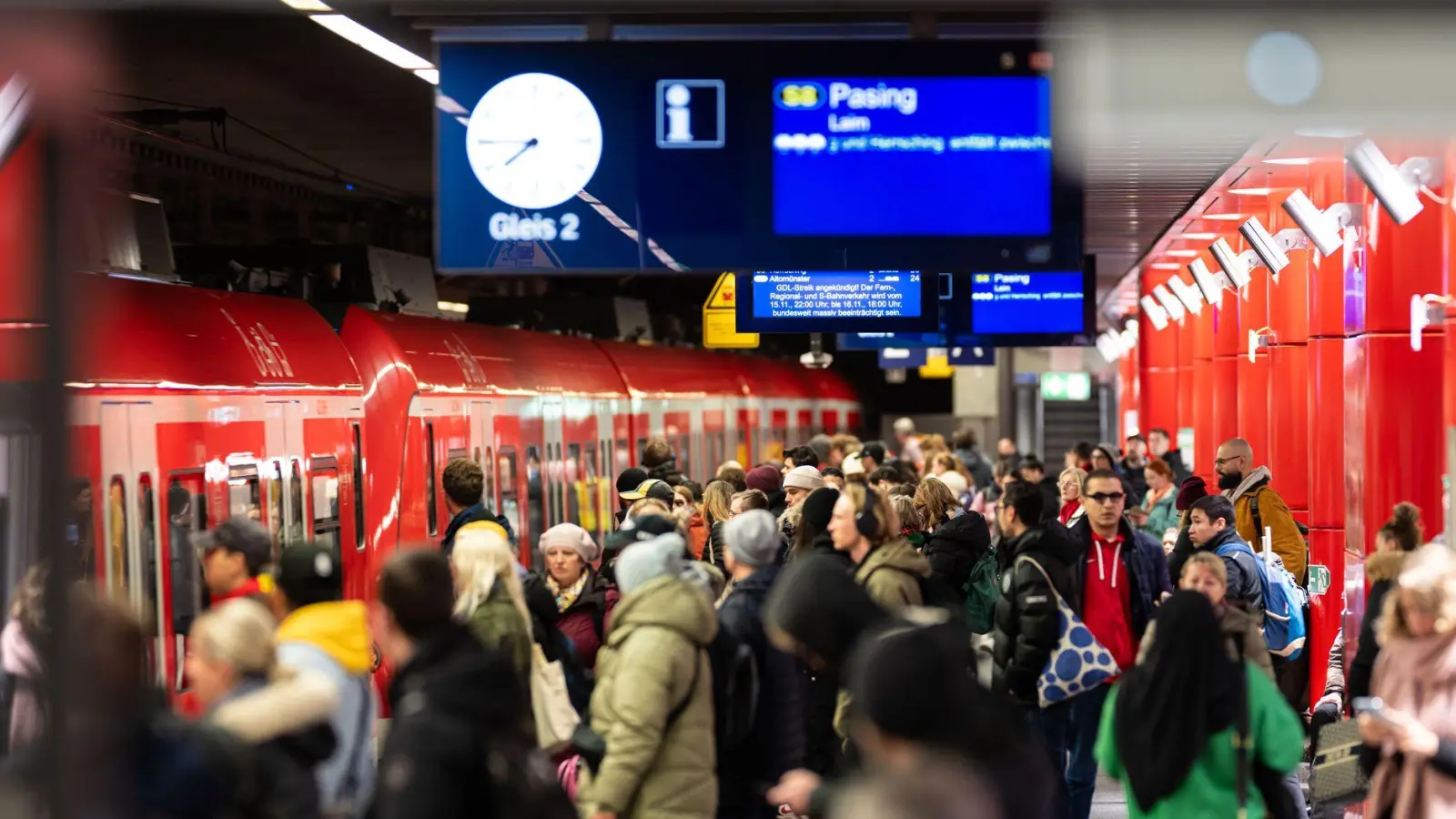 Fast alle S-Bahnlinien sind in München auf der Stammstrecke unterwegs. (Archivbild) (Foto: Lukas Barth/dpa)