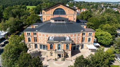 Das einzigartige Bayreuther Festspielhaus aus der Luft (Drohnenaufnahme). (Foto: Daniel Karmann/dpa)