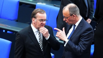 Seinen ersten Truppenbesuch macht der neue Kanzler zusammen mit seinem Verteidigungsminister. (Foto: Michael Kappeler/dpa)