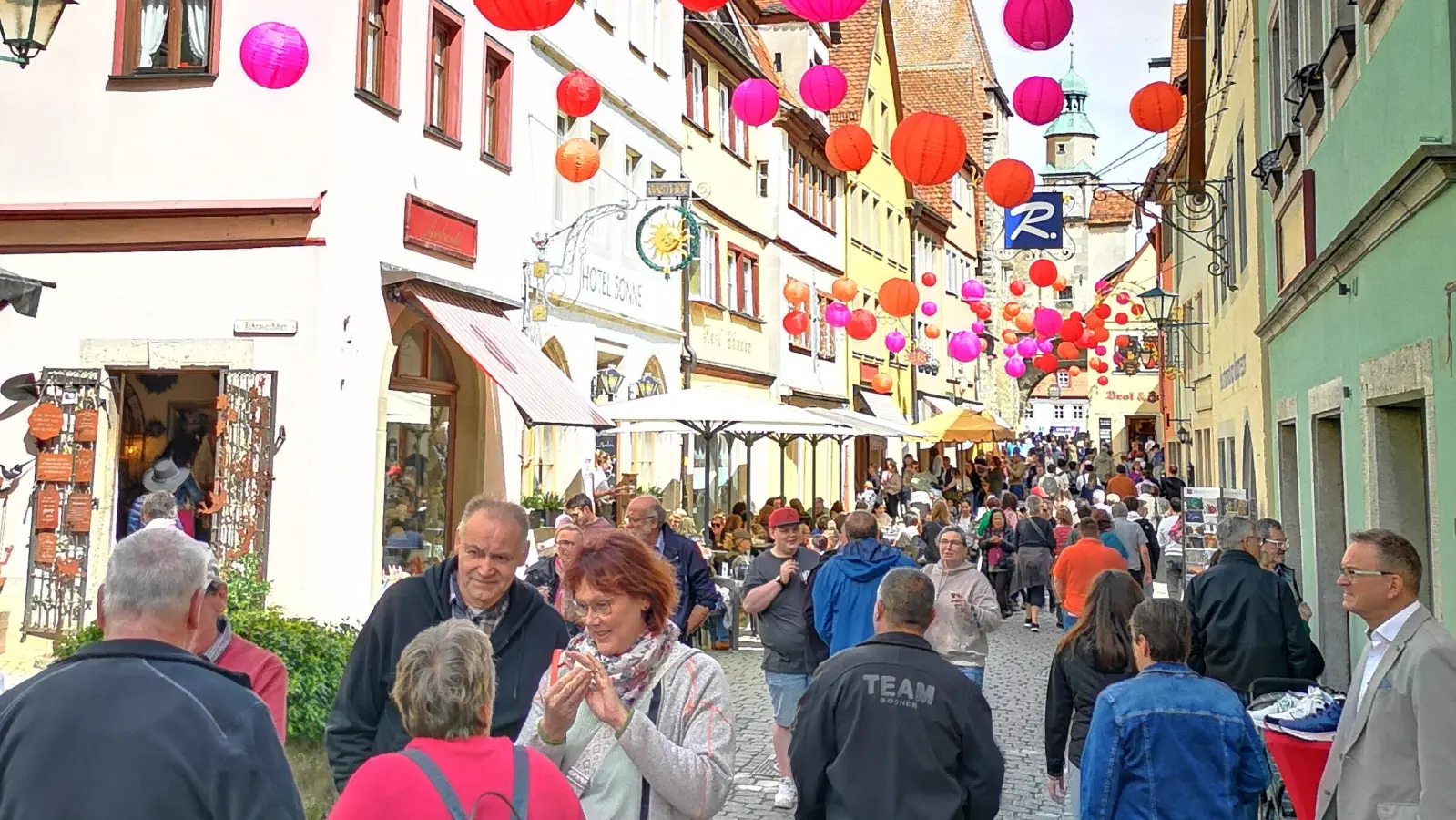 Die Lampion-Deko in der Hafengasse hat sich als Erkennungszeichen der Stadtmosphäre etabliert. Zwischen Marktplatz und St.-Jakobs-Kirche lockten zahlreiche Stände. Am Sonntag waren auch viele Geschäfte im Zentrum geöffnet. (Foto: Jürgen Binder)