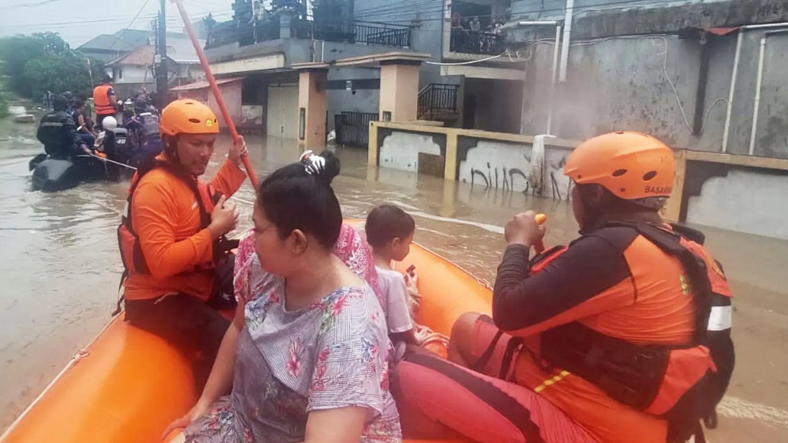 Menschen wurden mit Schlauchbooten gerettet. (Foto: Uncredited/BASARNAS/AP/dpa)