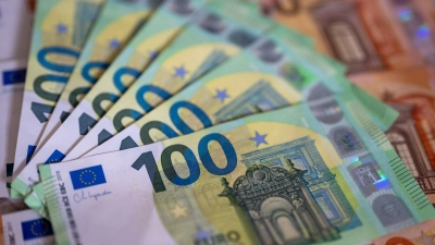 Bargeld wird nach Einschätzung der Bundesbank vermehrt gehortet und nicht mehr ausgegeben. (Symbolbild) (Foto: Monika Skolimowska/dpa)