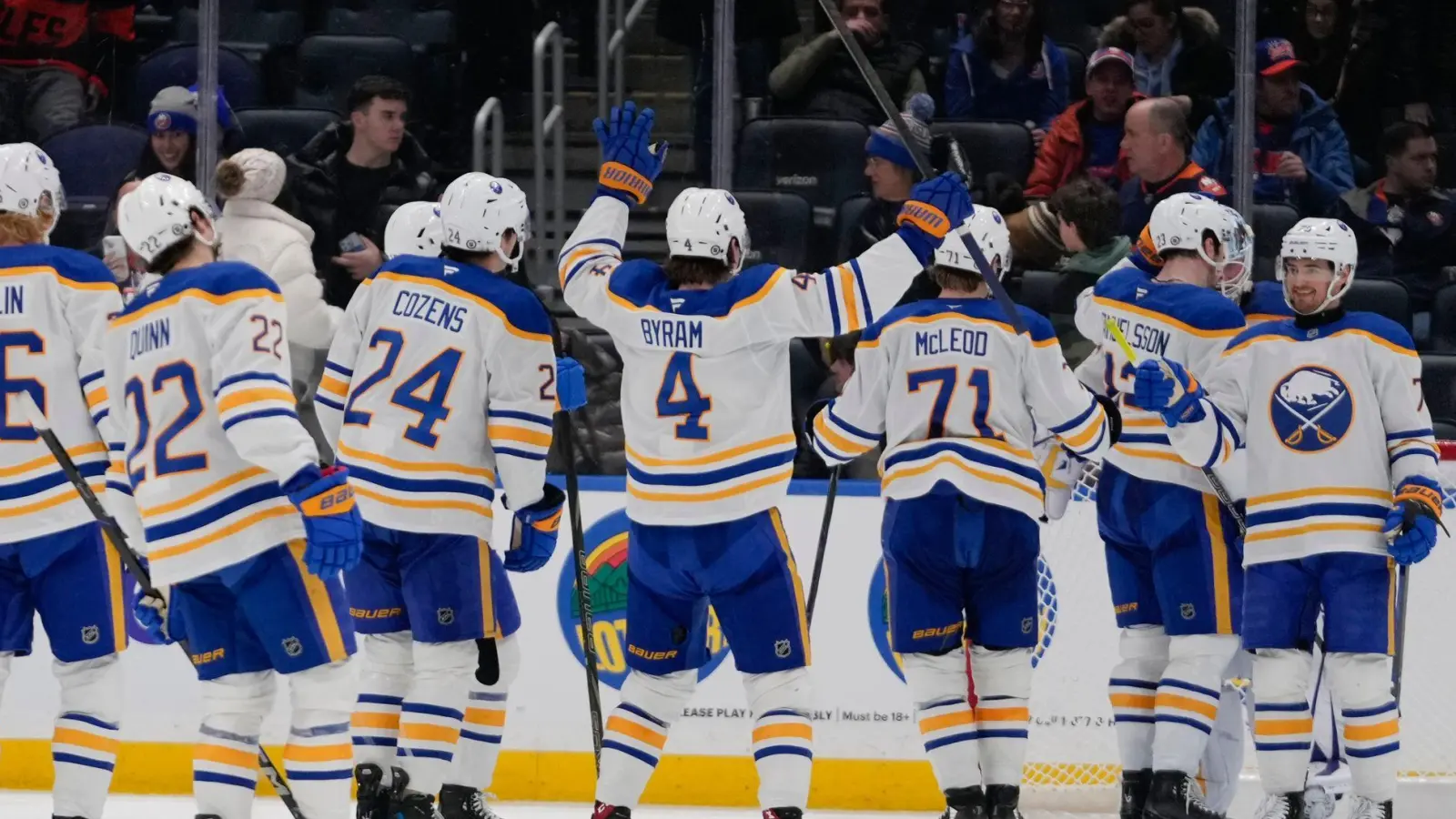 Jubel beim ersten Sieg nach zuvor 13 Niederlagen: Die Buffalo Sabres um JJ Peterka. (Foto: Frank Franklin II/AP/dpa)