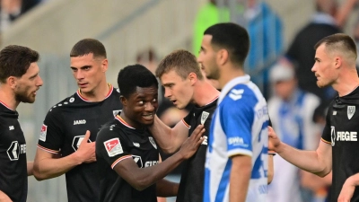 Preußen traf nach Belieben, Magdeburgs Livan Burcu (M) ist konsterniert   (Foto: Sebastian Christoph Gollnow/dpa)