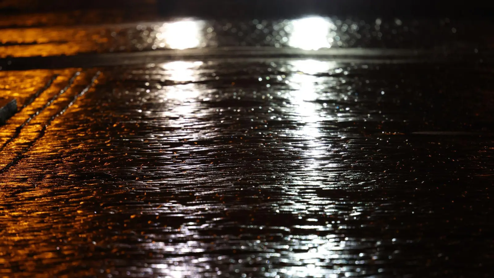 Schon am Dienstag gab es besonders im Norden Deutschlands glatte Straßen. (Foto: Bernd Wüstneck/dpa)