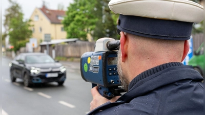 Raser hat die Verkehrspolizei am Wochenende ins Visier genommen. Dabei stellten die Beamten zum Teil massive Geschwindigkeitsüberschreitungen fest. (Symbolbild: Pia Bayer/dpa)