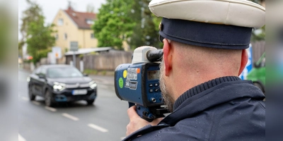 Die Verkehrspolizei nahm am Dienstag direkt vor der Polizeiinspektion Neustadt/Aisch den Verkehr ins Visier. (Symbolbild: Pia Bayer/dpa)