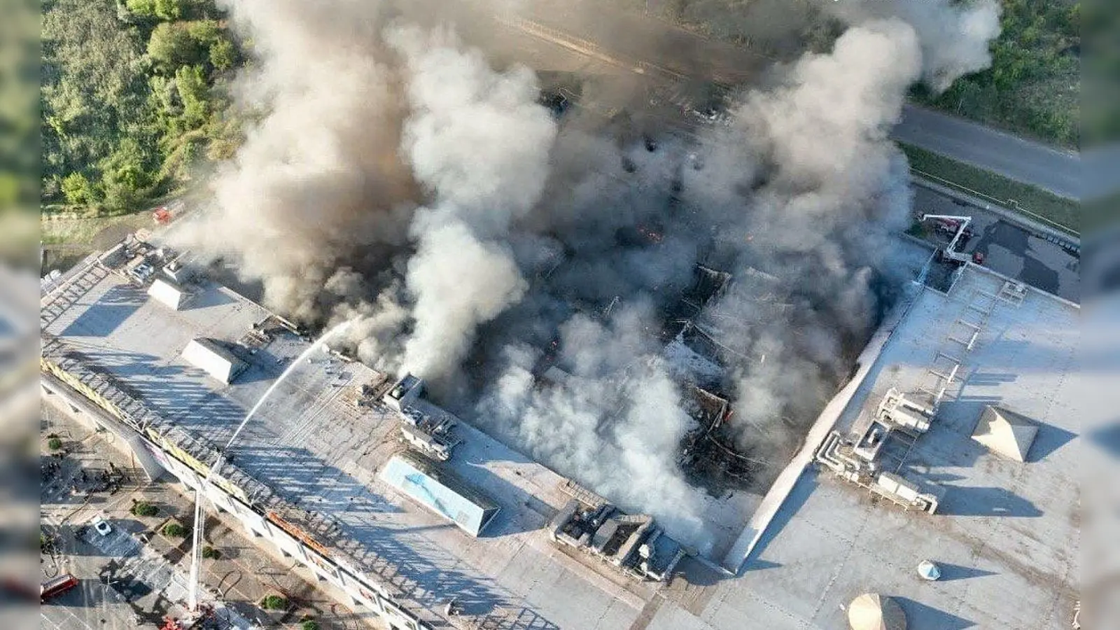 Nach dem Angriff auf ein Einkaufszentrum in Krywyj Rih werden noch Vermisste gesucht. (Foto: Uncredited/Ukrainian Military administration/AP/dpa)