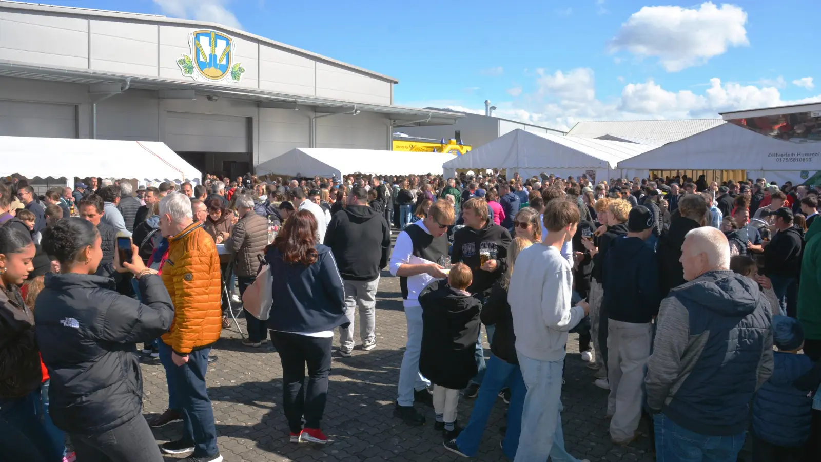 Dicht an dicht tummelten sich die Gäste beim Brauereifest auf dem Gelände an der Heiningerstraße in Dinkelsbühl.  (Foto: Peter Tippl)