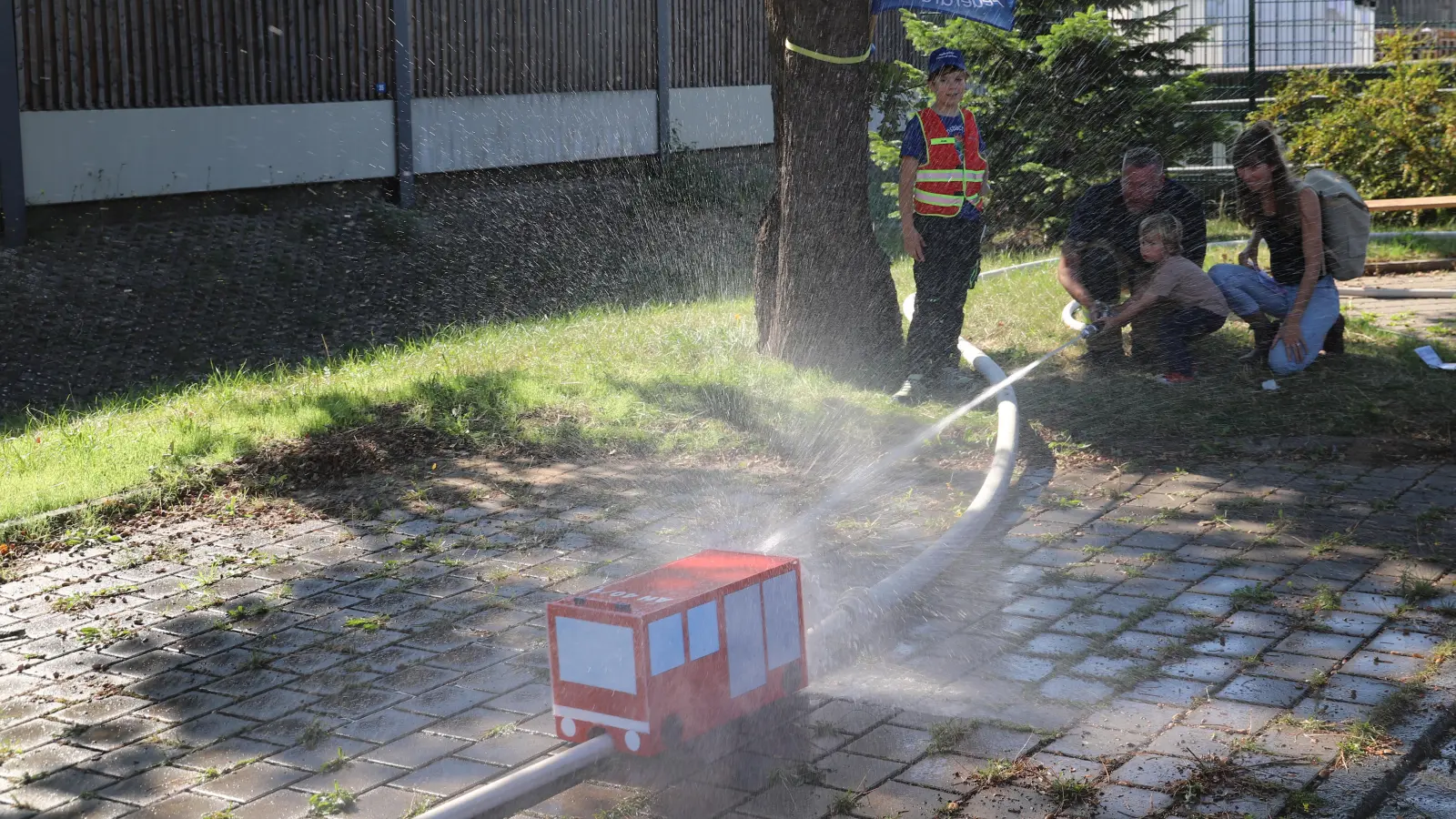 Bei den Spielen der Kinderfeuerwehr der Freiwilligen Feuerwehr (Ansbacher Feuerdrachen) spritzt ordentlich Wasser. (Foto: Oliver Herbst)