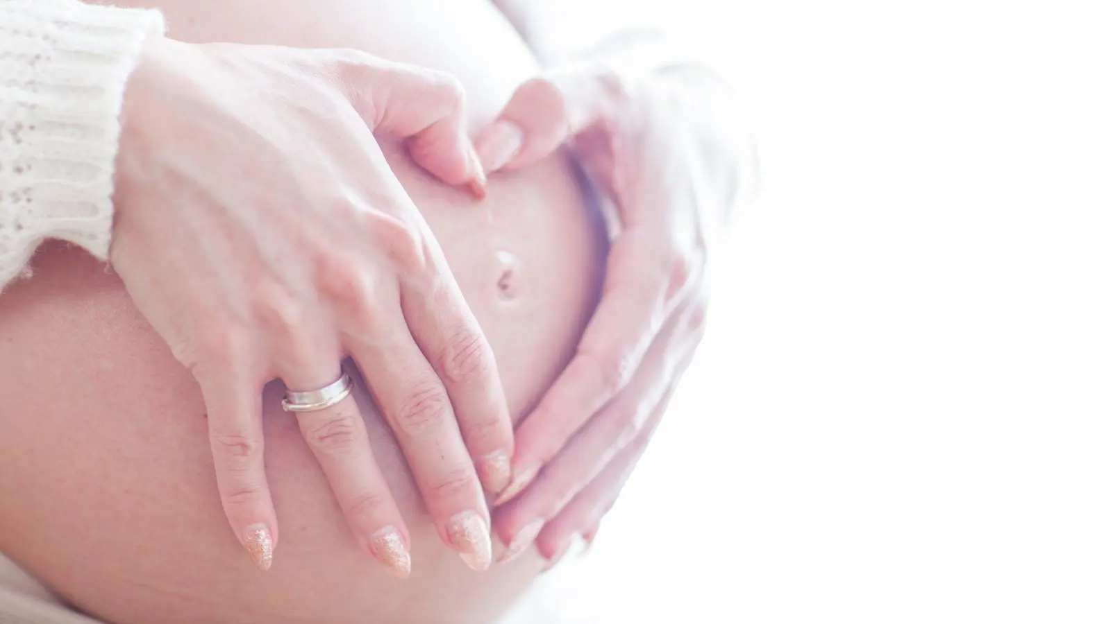 Belasten die Schwangere Sorgen und Ängste muss die Baby-Shower-Party nicht unbedingt ausfallen, aber die Freundinnen sollten sensibel darauf reagieren. (Foto: Christin Klose/dpa-tmn)