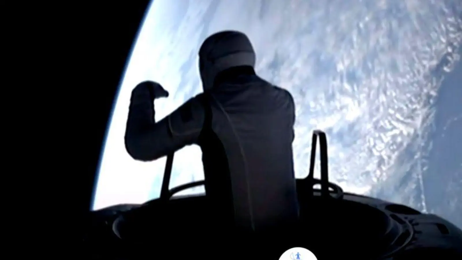 Dieses Bild aus einem SpaceX-Video zeigt den Beginn des Weltraumspaziergangs. (Foto: Uncredited/SpaceX/AP/dpa)