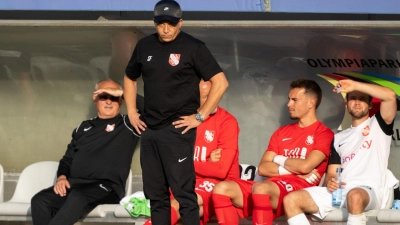 Ist auch in der kommenden Saison Drittliga-Trainer: Havelses Samir Ferchichi (2.v.l). (Archivbild)  (Foto: Soeren Stache/dpa)