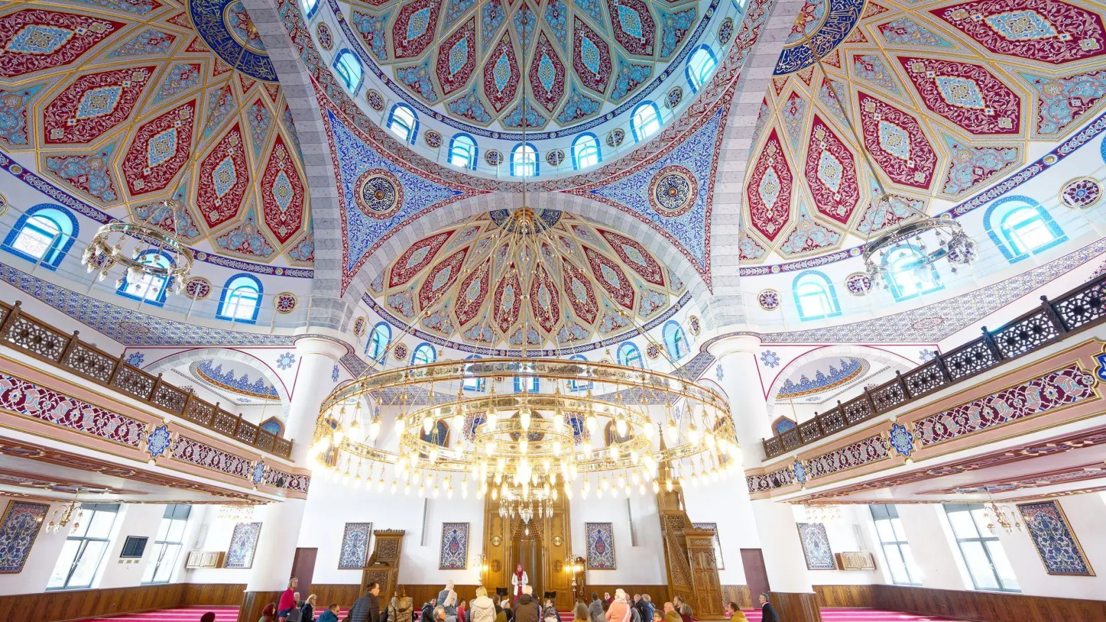 Einmal im Jahr gibt es in Deutschland einen Tag der offenen Moschee - hier in der DITIB-Merkez Moschee in Duisburg Marxloh. (Archivfoto) (Foto: Henning Kaiser/dpa)