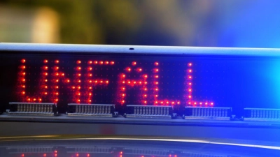 Nach dem Unfall bei Chamerau (Landkreis Cham) wurden die Beteiligten mit schweren Verletzungen in Krankenhäuser gebracht. (Symbolbild) (Foto: Stefan Puchner/dpa)