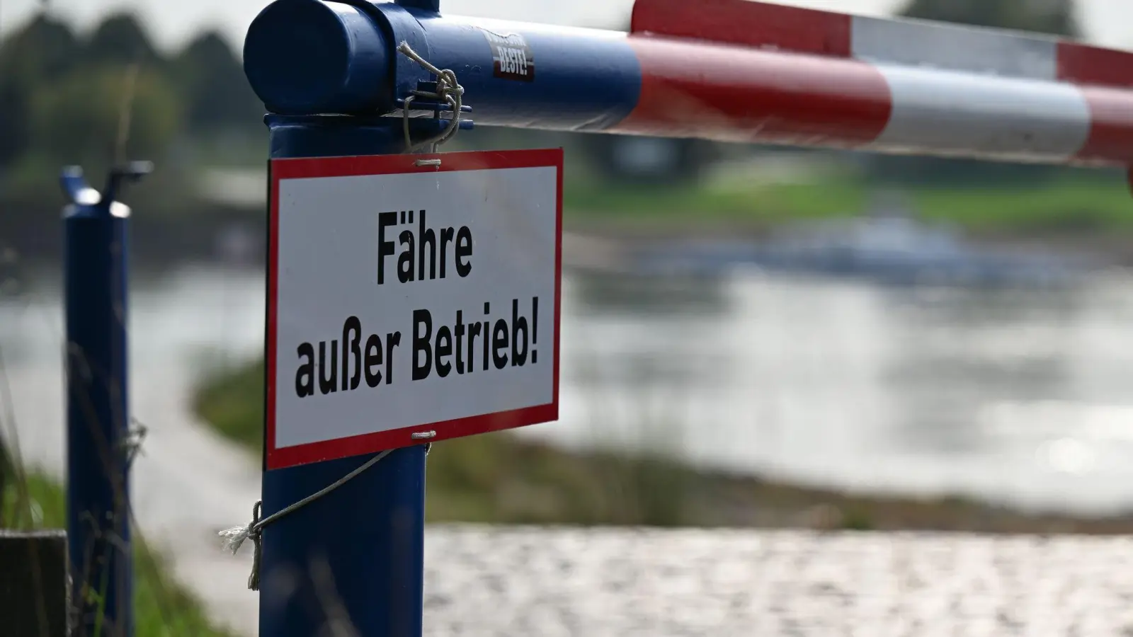 Das Wetter ist schön sonnig, doch der Ausflug endet an der Schranke statt auf der Rheinfähre nach Zons. (Archivbild) (Foto: Wolf von Dewitz/dpa)