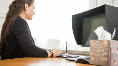 Wer sich trotz AU wieder fit für den Job fühlt, kann nach Rücksprache mit dem Vorgesetzten auch wieder arbeiten. (Foto: Christin Klose/dpa-tmn)