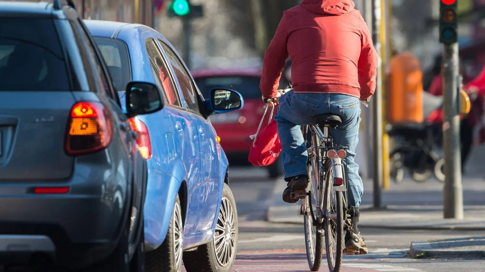 Radfahrer sollten abbiegende Fahrzeuge nur dann rechts überholen, wenn sie sich sicher sind: Ich wurde vom Autofahrer wahrgenommen. (Foto: Silas Stein/dpa/dpa-tmn)