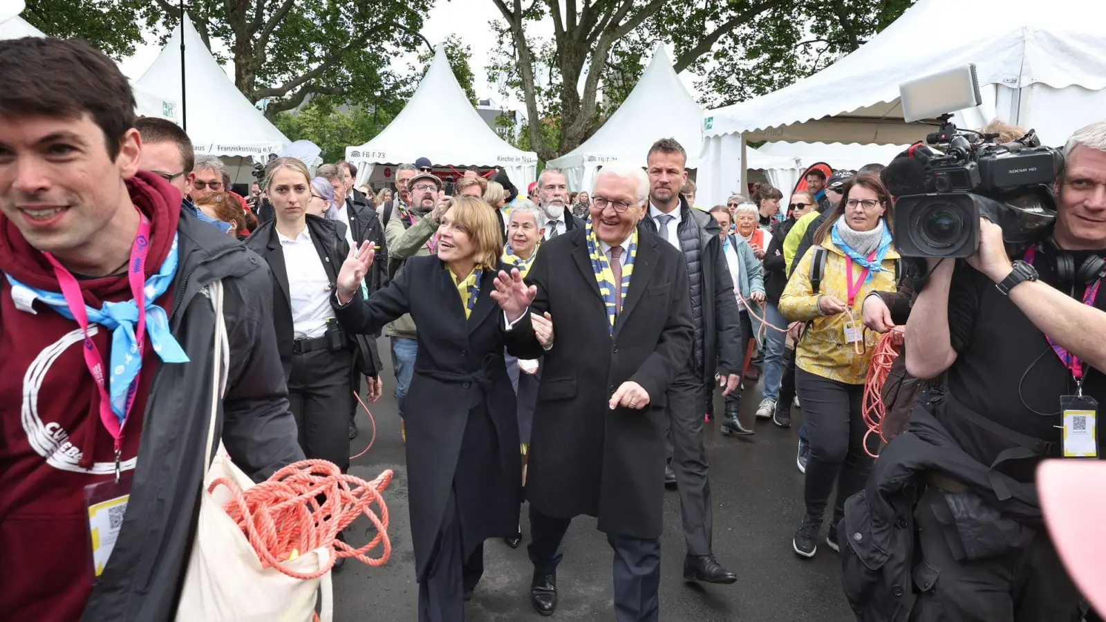 Steinmeier geht in Würzburg auf Tuchfühlung. (Foto: Karl-Josef Hildenbrand/dpa)